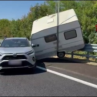 Trieste, sbanda con l'auto e si ritrova la roulotte in bilico sul guardrail