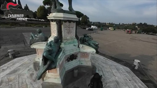 Bombola di gas sotto la copia del David a Firenze, il video delle operazioni degli artificieri Bombola di gas sotto la copia del David a Firenze, il video delle operazioni degli artificieri
