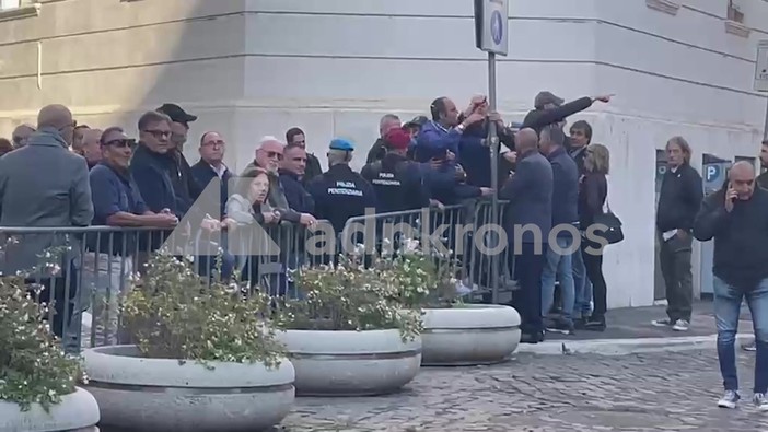 Tensione al Ghetto di Roma, Brigata ebraica insulta Anpi: "Fate schifo, vergogna"