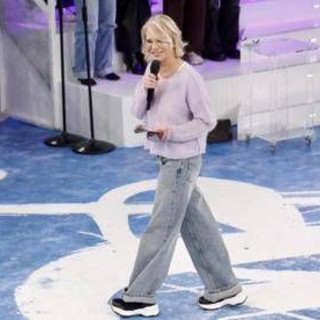 Rivoluzione nel serale di 'Amici', i giudici saranno 4 e sui social è caccia al nome Rivoluzione nel serale di 'Amici', i giudici saranno 4 e sui social è caccia al nome