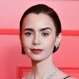Lily Collins è 'Emily in Paris': "L'amore vero? Nella stagione 5 lo trova in sé stessa" Lily Collins è 'Emily in Paris': "L'amore vero? Nella stagione 5 lo trova in sé stessa"