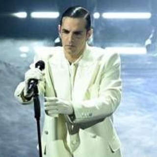 Crans-Montana, Achille Lauro visita i giovani ricoverati al Niguarda Crans-Montana, Achille Lauro visita i giovani ricoverati al Niguarda