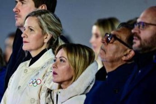 Milano Cortina, cala il sipario: Meloni applaude gli azzurri, bandiera olimpica passa alla Francia Milano Cortina, cala il sipario: Meloni applaude gli azzurri, bandiera olimpica passa alla Francia