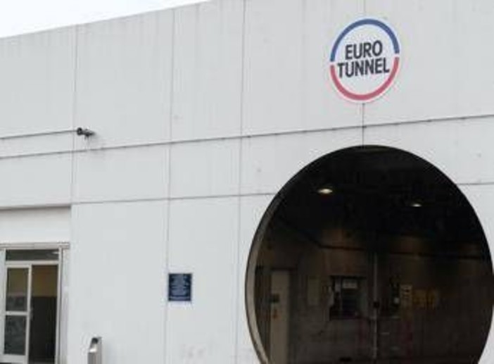 Tunnel sotto la Manica, problemi a circolazione treni con ritardi e cancellazioni. Eurostar: "Rimandate il viaggio" Tunnel sotto la Manica, problemi a circolazione treni con ritardi e cancellazioni. Eurostar: "Rimandate il viaggio"