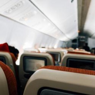 Invasione di zanzare sul volo Milano-Alicante, passeggeri costretti a cambiare aereo