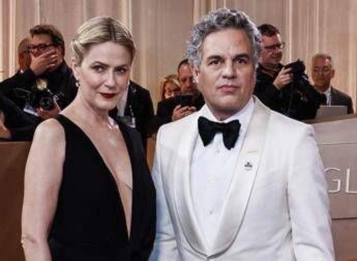 Golden Globes, da Ruffalo a Lyonne: le celebrità indossano spille di protesta contro l'ICE Golden Globes, da Ruffalo a Lyonne: le celebrità indossano spille di protesta contro l'ICE
