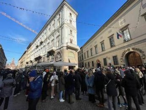 Ornella Vanoni, feretro arriva tra gli applausi al Piccolo Teatro di Milano: lunga fila alla camera ardente