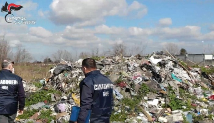Rifiuti pericolosi, Carabinieri Noe sequestrano discarica abusiva di 1000 mq Rifiuti pericolosi, Carabinieri Noe sequestrano discarica abusiva di 1000 mq