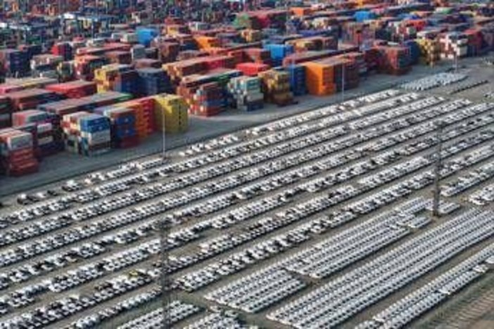 Trump allenta su dazi a Cina, cambio di passo dopo pressioni Wall Street e grande distribuzione