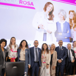 Torna FrecciaRosa, da 16 anni la prevenzione dei tumori viaggia in treno Torna FrecciaRosa, da 16 anni la prevenzione dei tumori viaggia in treno