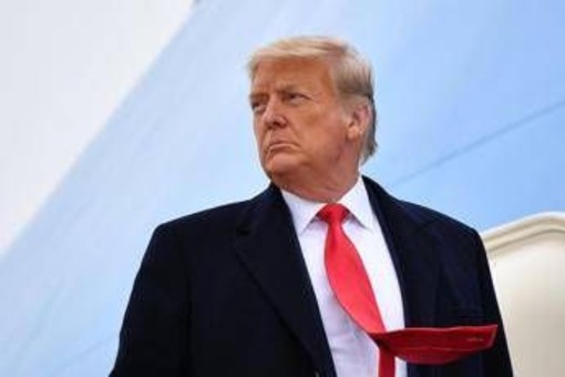 Usa, Trump cambia aereo in segreto ma giornalisti tenuti all'oscuro: è polemica Usa, Trump cambia aereo in segreto ma giornalisti tenuti all'oscuro: è polemica