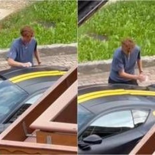 Sinner versione... self service: pulisce a mano la sua Ferrari