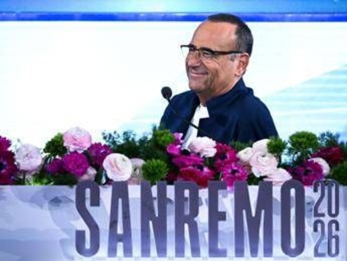 Sanremo 2026, Conti esulta per gli ascolti e lascia conferenza in anticipo: "Devo preparare sorprese per stasera"