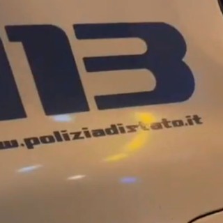 Napoli, marito la ferisce con un coltello ma lei reagisce e lo uccide