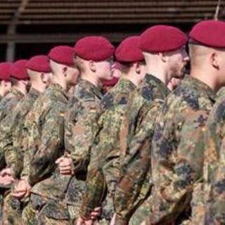 Germania, viaggi all'estero per oltre 3 mesi: uomini dovranno chiedere permesso all'esercito