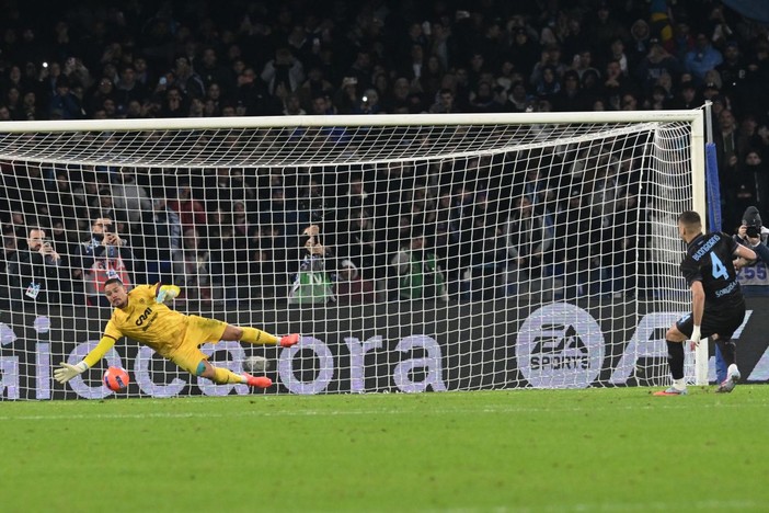 Napoli ai quarti di Coppa Italia, il Cagliari si arrende ai rigori Napoli ai quarti di Coppa Italia, il Cagliari si arrende ai rigori