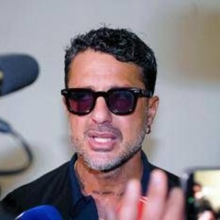 Fabrizio Corona e figlio minacciati, auto dell'ex re dei paparazzi presa a colpi di catena Fabrizio Corona e figlio minacciati, auto dell'ex re dei paparazzi presa a colpi di catena