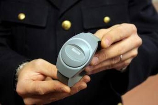 Braccialetti elettronici, linee guida: Commissione du femminicidio approva relaizone