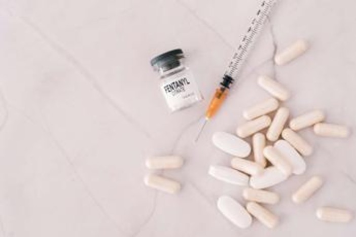 Furto Fentanyl a Roma: cos'è l'analgesico 80 volte più potente della morfina Furto Fentanyl a Roma: cos'è l'analgesico 80 volte più potente della morfina