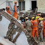 India, 6 morti in crollo edificio a Nuova Delhi: si continua a scavare tra le macerie India, 6 morti in crollo edificio a Nuova Delhi: si continua a scavare tra le macerie