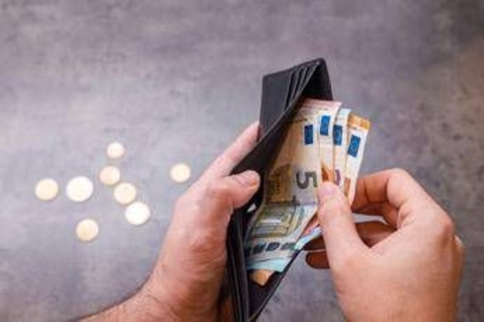 Quanto si indebitano gli italiani per vivere? L'analisi tra prestiti, mutui e stipendi fermi Quanto si indebitano gli italiani per vivere? L'analisi tra prestiti, mutui e stipendi fermi
