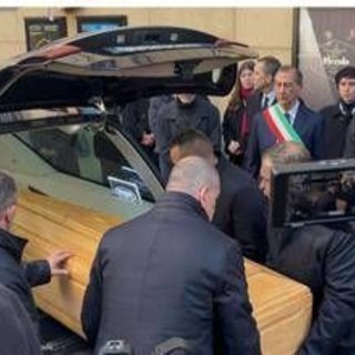 Ornella Vanoni, feretro arriva tra gli applausi al Piccolo Teatro: apre camera ardente a Milano