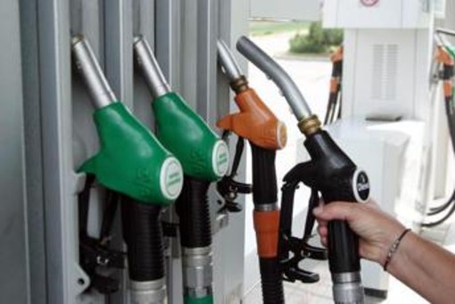 Caro carburanti, nuovo record storico per prezzo diesel: è a 2,246 euro Caro carburanti, nuovo record storico per prezzo diesel: è a 2,246 euro