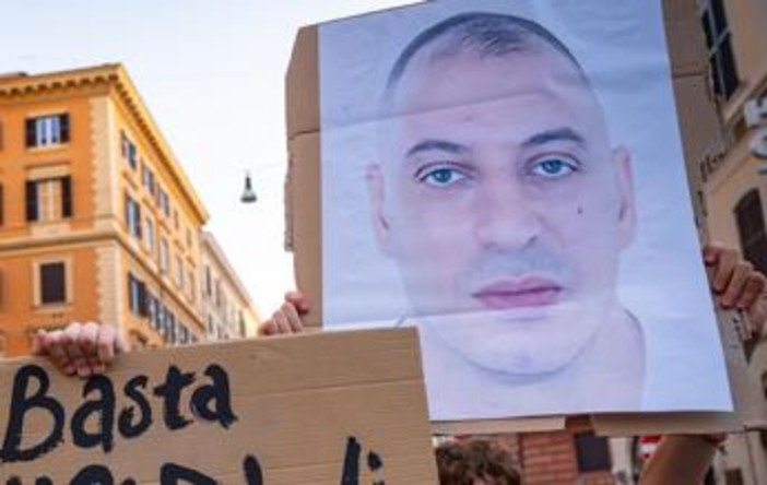 Caso Fakir, parla l'uomo che aiutò gli agenti a trattenerlo a terra: "Vivo recluso per le minacce" Caso Fakir, parla l'uomo che aiutò gli agenti a trattenerlo a terra: "Vivo recluso per le minacce"