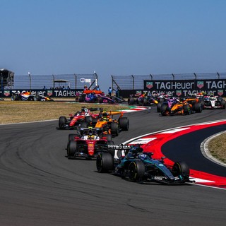 Russell vince la sprint race in Cina davanti a Leclerc e Hamilton