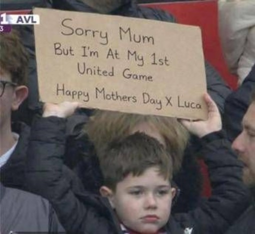 Festa della mamma... allo stadio, tifoso United: "Scusa, è la mia prima partita" Festa della mamma... allo stadio, tifoso United: "Scusa, è la mia prima partita"