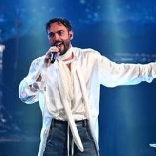 Marco Mengoni e la bimba di pochi mesi al concerto: "Tua mamma è una pazza" Marco Mengoni e la bimba di pochi mesi al concerto: "Tua mamma è una pazza"