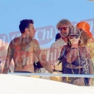 Fedez, Santanché e La Russa in barca insieme nelle foto di 'Chi'