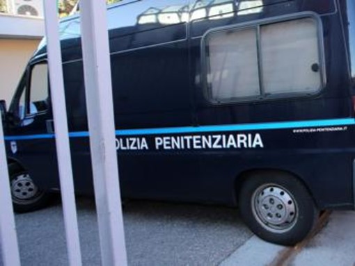 Sanremo, droga e telefonini in carcere: 100 indagati Sanremo, droga e telefonini in carcere: 100 indagati