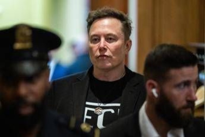 L'idea di Musk: &quot;Costellazioni di satelliti per gestire il riscaldamento globale&quot;