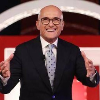 Alfonso Signorini lascia la guida di 'Chi': "Comincio una nuova vita" Alfonso Signorini lascia la guida di 'Chi': "Comincio una nuova vita"