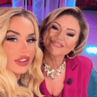 Valeria Marini, il racconto choc della mamma Gianna: "Picchiata e incinta, l'ho salvata io" Valeria Marini, il racconto choc della mamma Gianna: "Picchiata e incinta, l'ho salvata io"