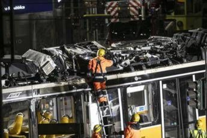 Tram deragliato a Milano, conducente indagato per disastro ferroviario Tram deragliato a Milano, conducente indagato per disastro ferroviario