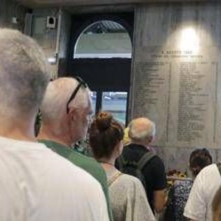 Strage Bologna, Bernini contestata da un uomo: &quot;Credo a lei, non al governo&quot;