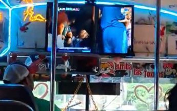Mondiali, la trovata geniale di un autista in Messico: partite trasmesse sui bus Mondiali, la trovata geniale di un autista in Messico: partite trasmesse sui bus