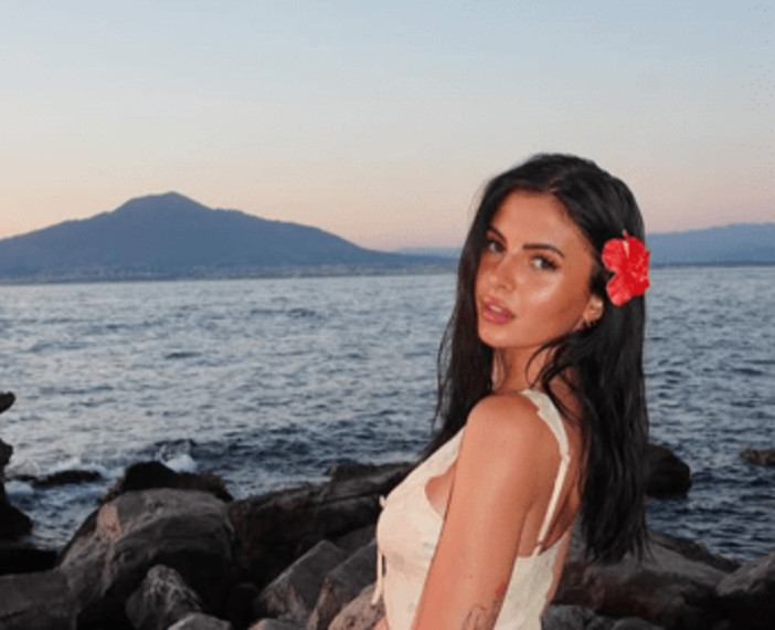 Bufera contro la tiktoker Camilla: finge una disabilità per saltare la fila