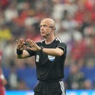 Si ritira l'arbitro Taylor 'incubo dei romanisti': "Pressione intensa e attenzione costante"