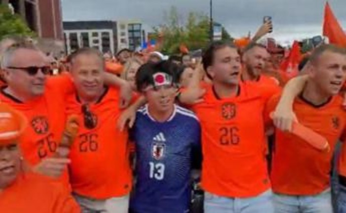 Mondiali, tifoso del Giappone 'superstar'... nella festa dell'Olanda