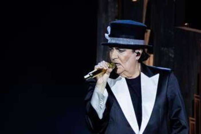 Renato Zero ferma il concerto e abbraccia Enrica Bonaccorti (in platea): la dedica speciale Renato Zero ferma il concerto e abbraccia Enrica Bonaccorti (in platea): la dedica speciale