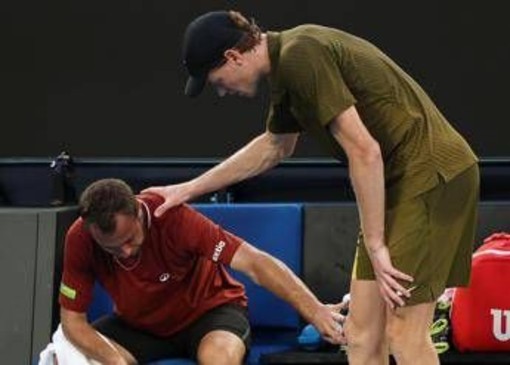 Gaston piange, Sinner lo consola: "Dispiace vincere così" Gaston piange, Sinner lo consola: "Dispiace vincere così"