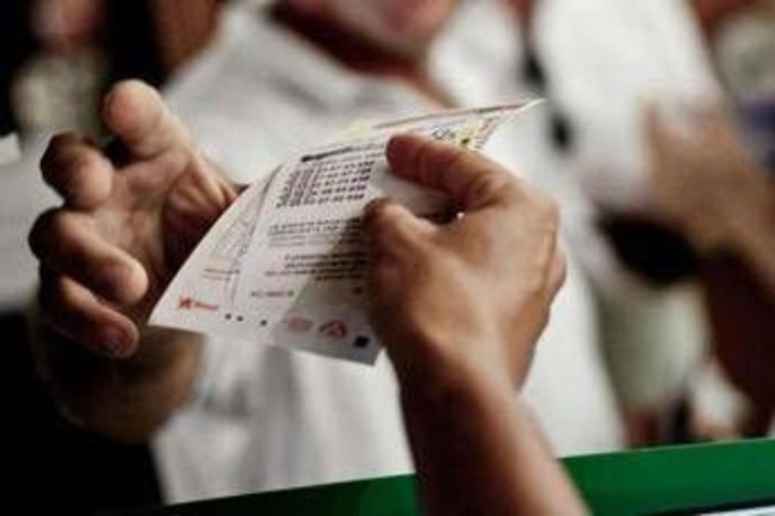 Superenalotto, numeri combinazione vincente oggi 10 gennaio Superenalotto, numeri combinazione vincente oggi 10 gennaio