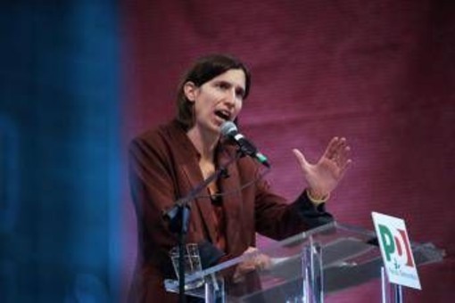 Trump e l'attacco a Meloni, centrodestra fa quadrato. Schlein: "Ferma condanna, sia unanime". Ma Conte e Renzi punzecchiano la premier Trump e l'attacco a Meloni, centrodestra fa quadrato. Schlein: "Ferma condanna, sia unanime". Ma Conte e Renzi punzecchiano la premier