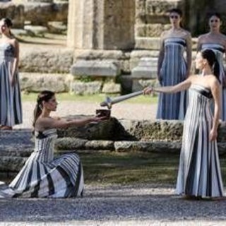 Milano Cortina 2026, accesa la fiamma olimpica con i primi tedofori Belmondo e Zoeggeler - Il video