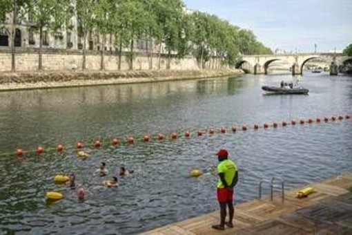 Francia, da oggi è possibile tuffarsi nella Senna a Parigi