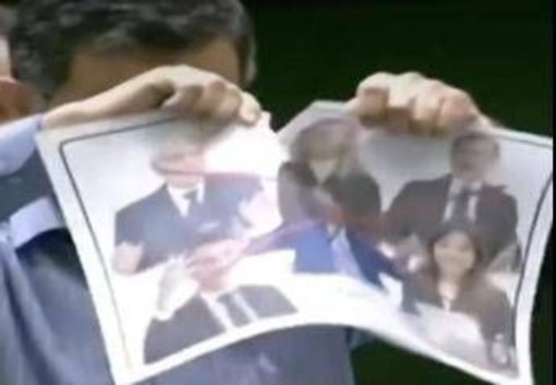 Iran, deputato straccia foto dei leader europei: c'è anche Mattarella. Tajani convoca l'ambasciatore