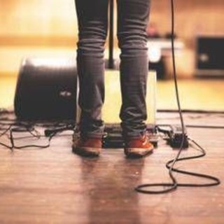 Tachicardia, bocca secca e nausea: cos'è e come gestire l'ansia da palcoscenico